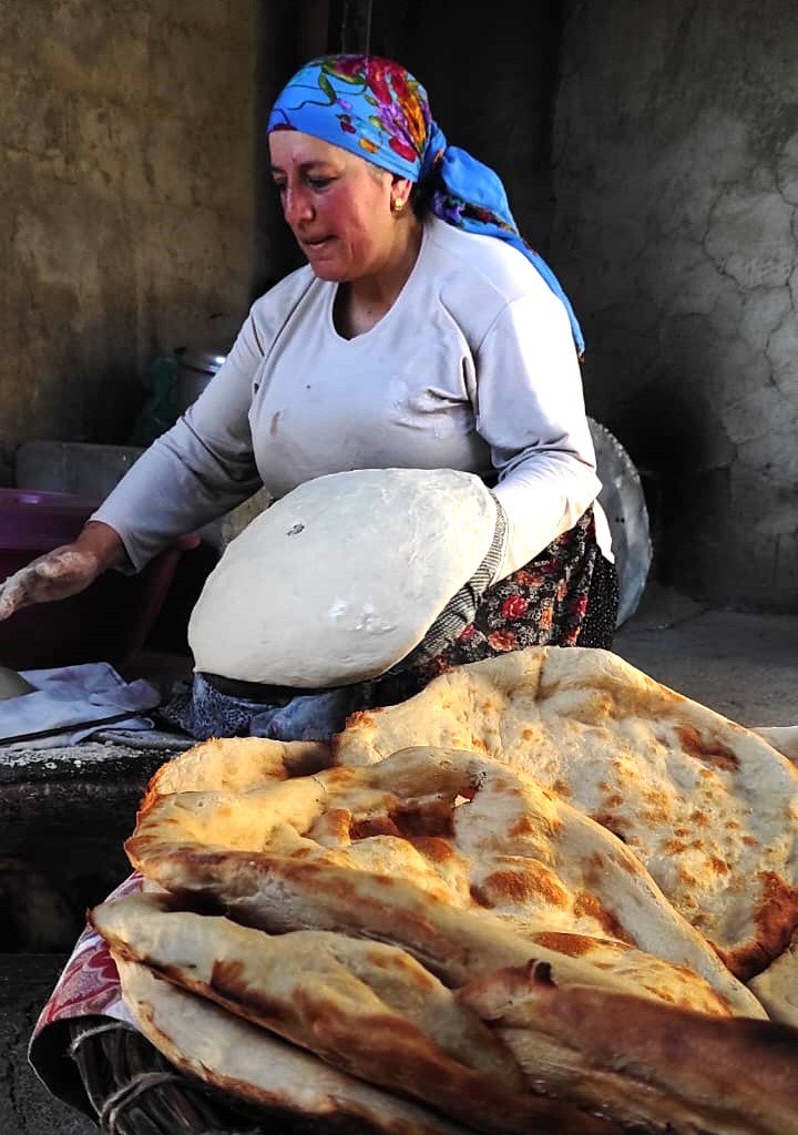 Gülçin Hakan prepares the tandır bread (Credit: Fatma Nur Polatcan)